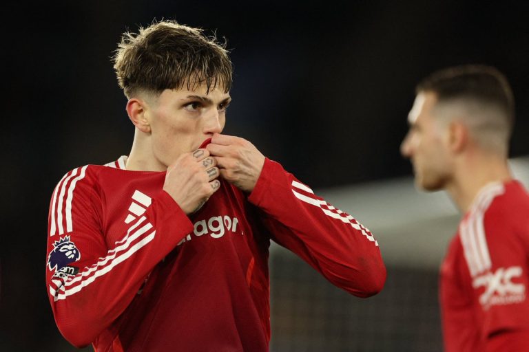 🔥 Alejandro Garnacho Sparks Outrage with Man Utd Badge Kiss! 🔥