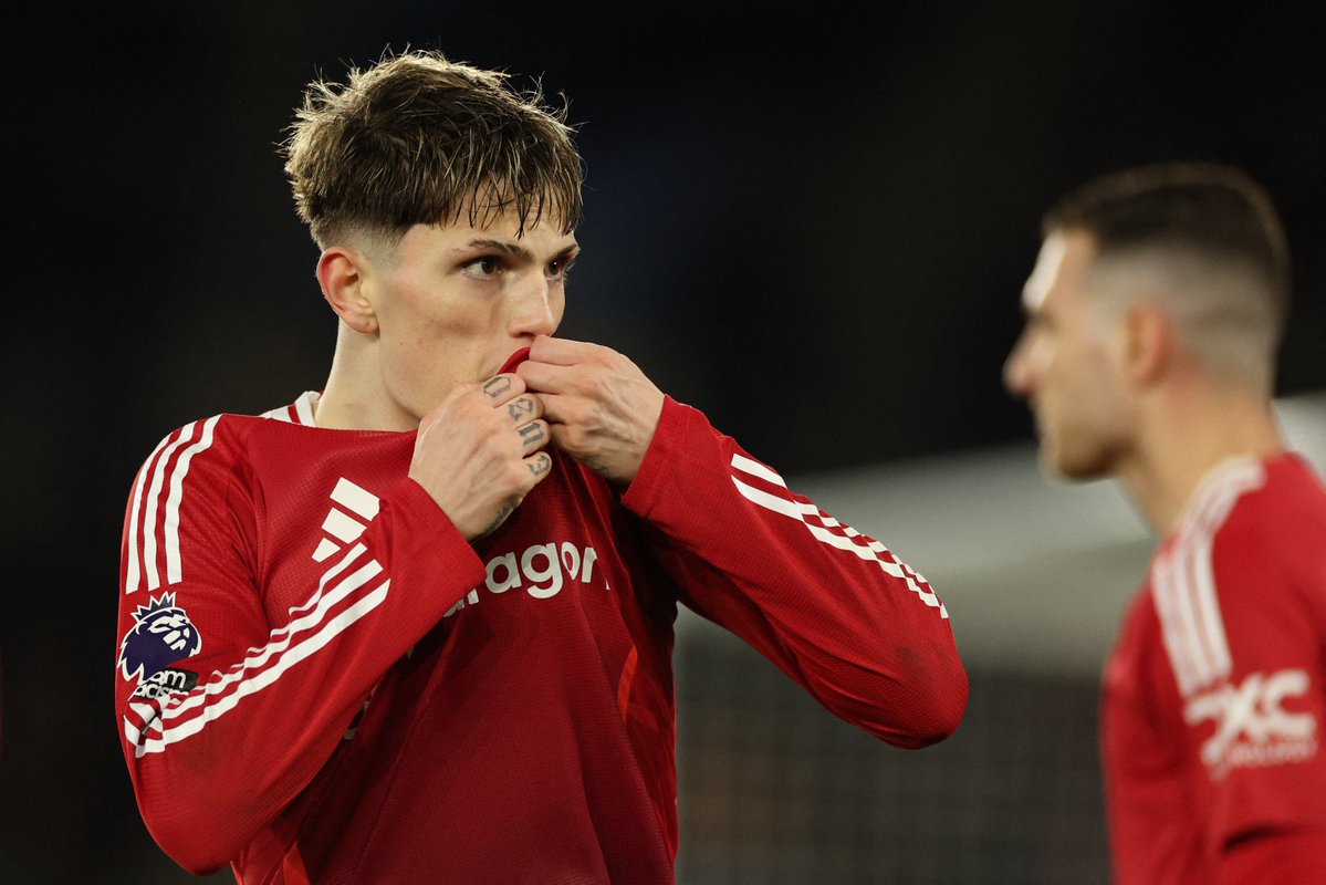 🔥 Alejandro Garnacho Sparks Outrage with Man Utd Badge Kiss! 🔥