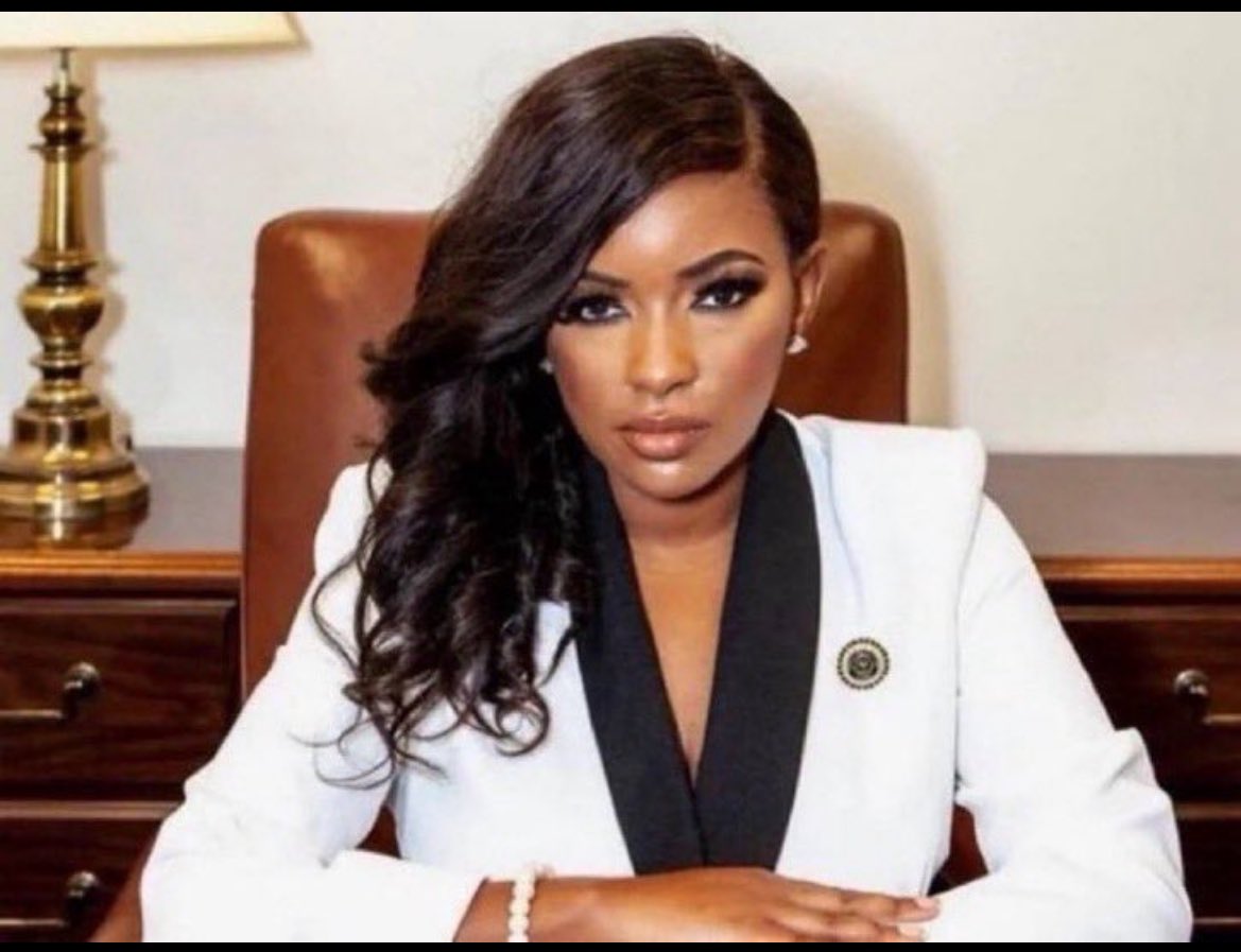 BREAKING 🚨 Congresswoman Attacks Reporter Over 'Personal Space'