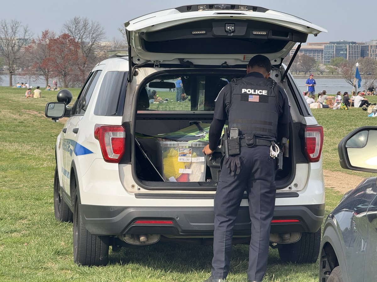 Breaking: United Flight Hits Kite Near DCA, Police Seize It!