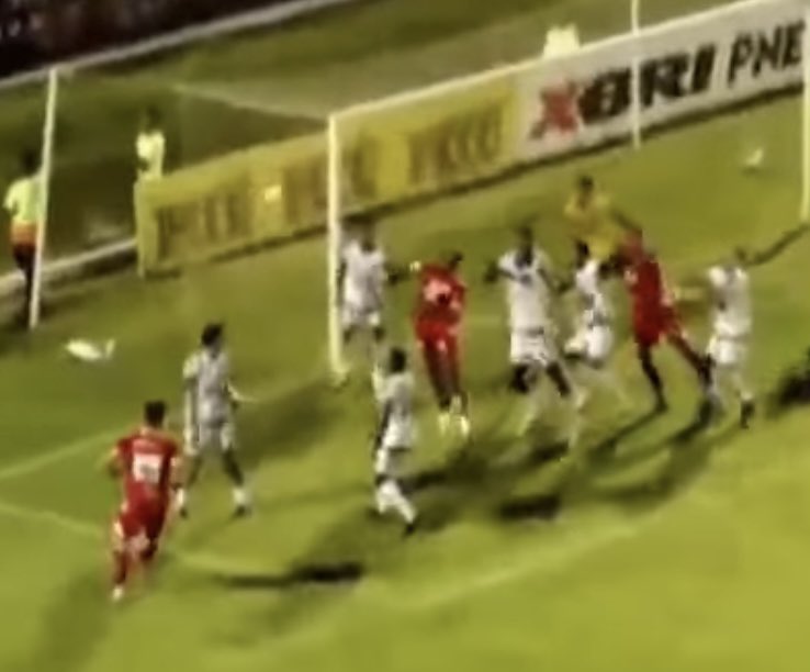 Controvérsia no Futebol: Gol Decisivo em Meio a 5 Jogadores!