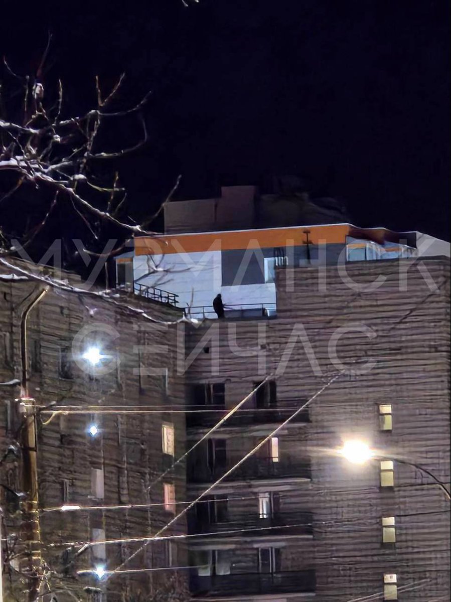 Gunman on Murmansk Rooftop: Chaos as Injuries Reported!