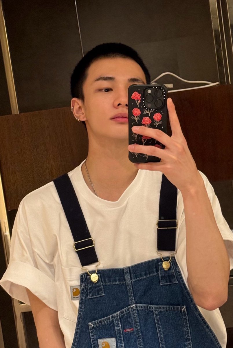 Hyunjin's New Chat Background Sparks Outrage Among Fans!