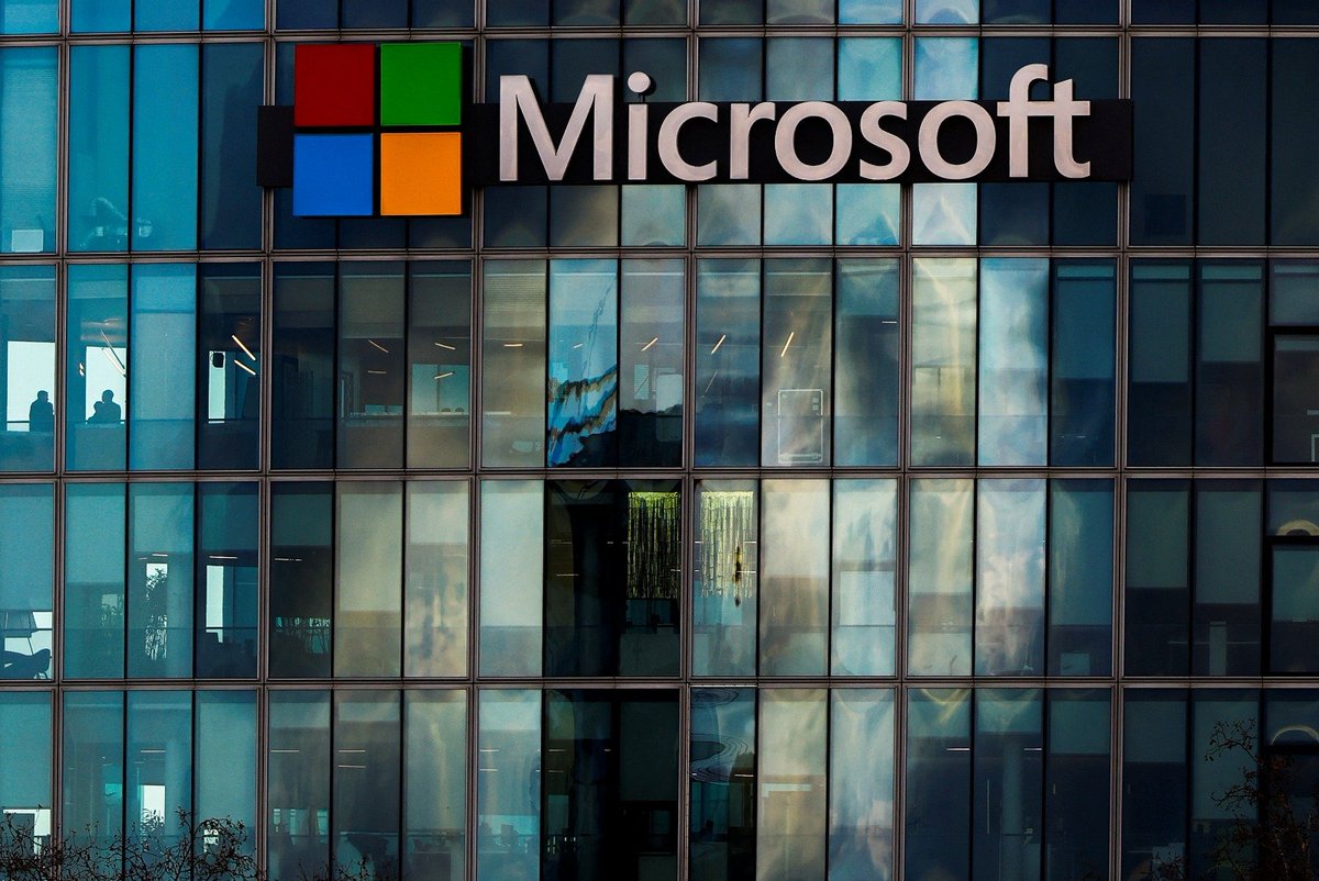 Microsoft Abandons Data Centers Amid AI Investment Fears!