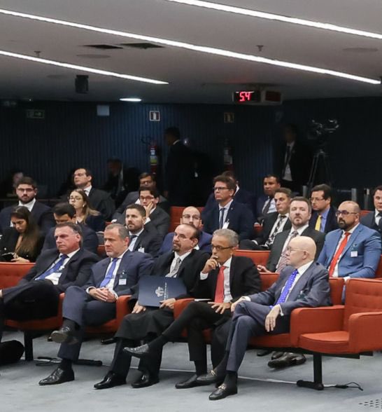 Passaporte Retirado: O Homem "Fugitivo" Enfrenta Carrascos com Sorriso