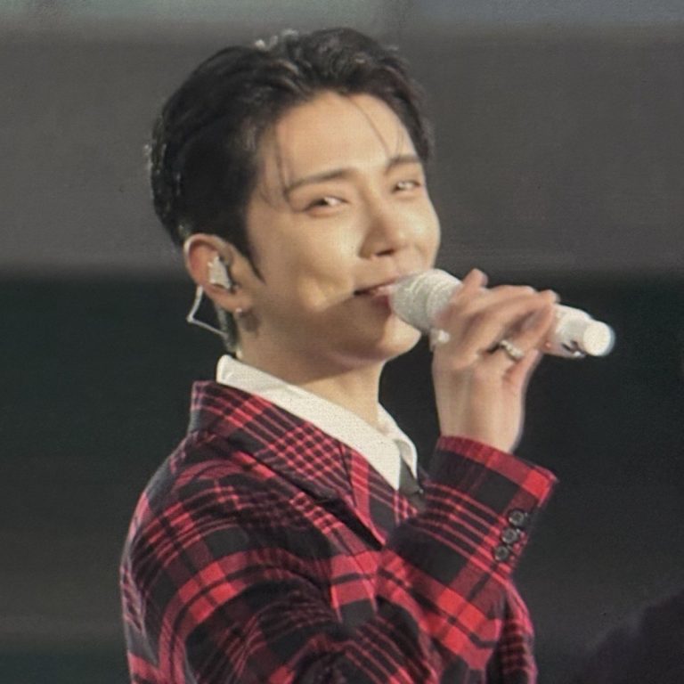 Shua's Finger Heart Sparks Outrage: Fans Split Over Meaning!