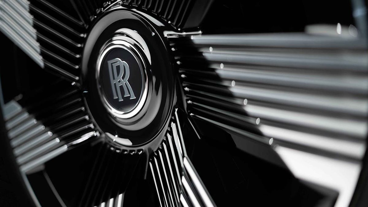 Suspect Escapes Police in Rolls-Royce Near Detroit's MGM Casino!