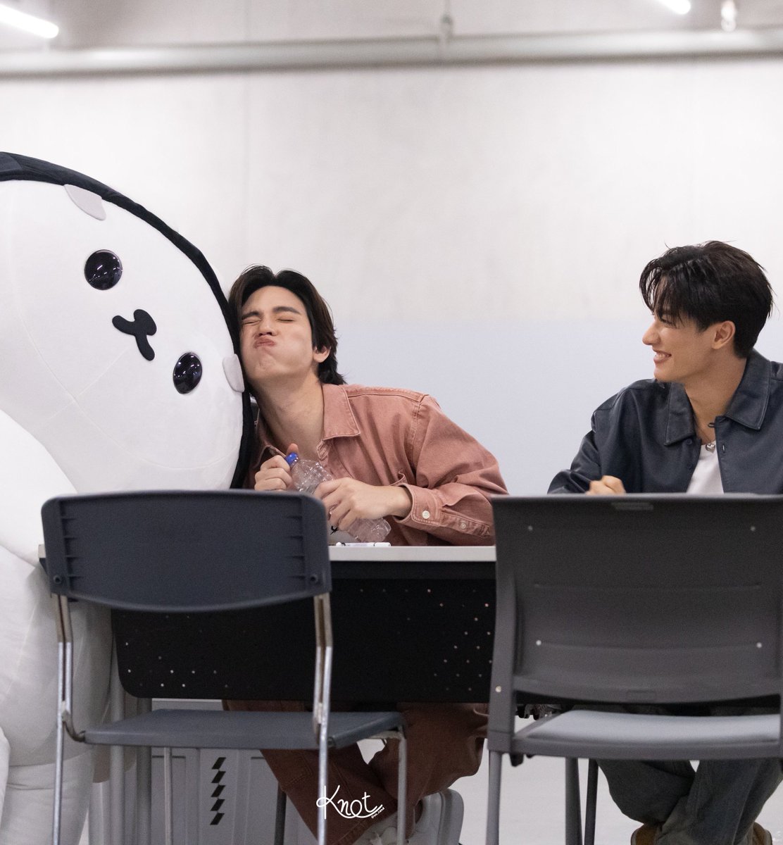 TAYNEW FANSIGN: Cuteness Overload Sparks Outrage! 💖😭