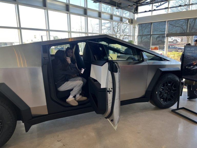 🚨 TESLA SERVICE CRISIS: Owners Left Waiting Amid Soaring Demand!