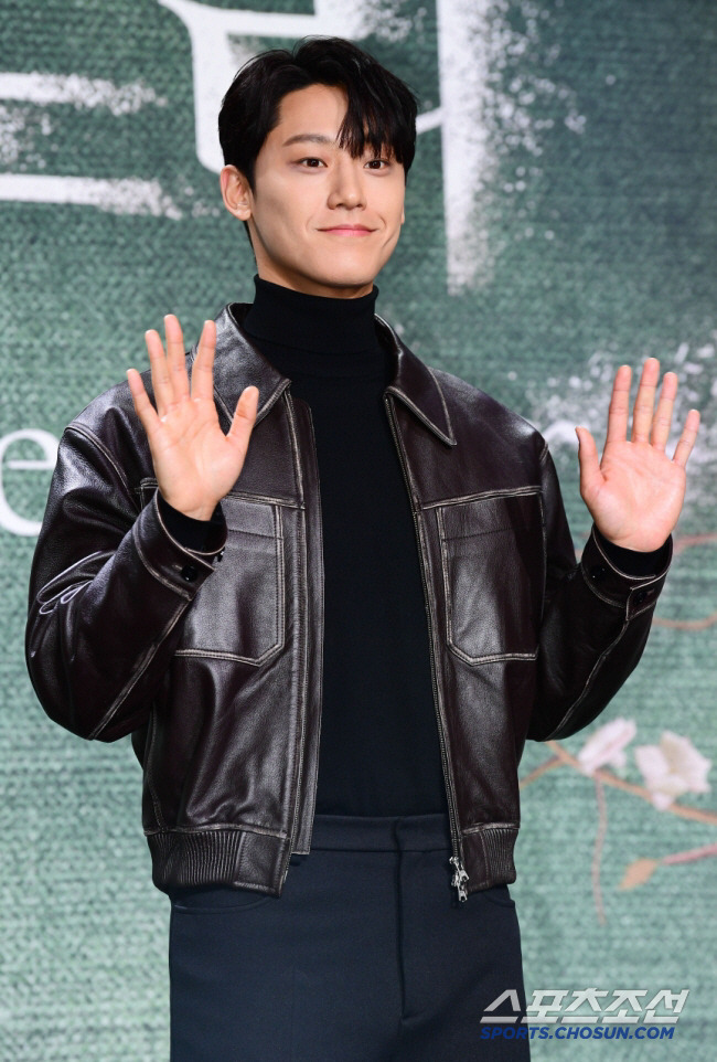 Lee Do Hyun's Shocking Return: Hong Sisters' Drama Sparks Outrage!