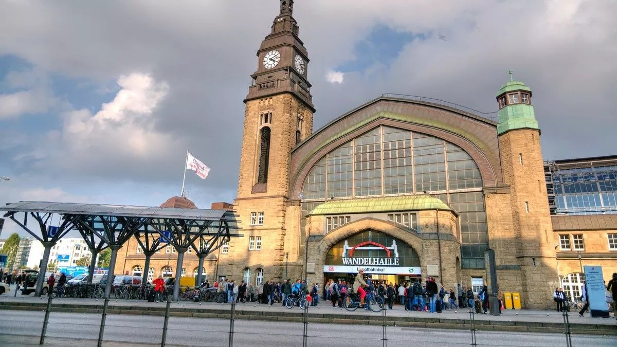 BREAKING: Hamburg Mass Stabbing Shocks Nation, 12 Injured!