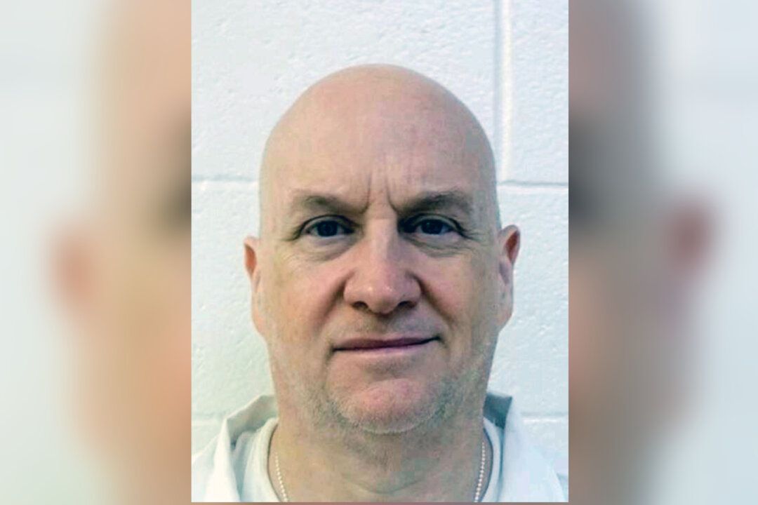 🚨 Ex-Police Chief Serving Murder Sentences Escapes Prison!