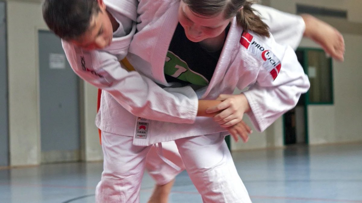 Girl Fights Off Attacker with Jiu-Jitsu, Leaves Him Injured!