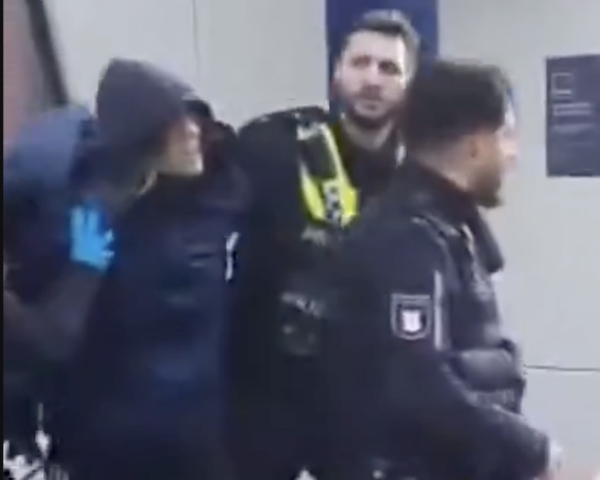 Stabbing Rampage at Hamburg Station: 12 Victims, 6 Critical!