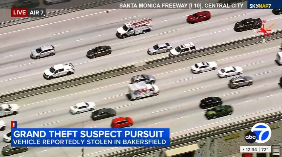 Suspect’s Wild Freeway Rampage: Side-Swiping Cars in Chaos!