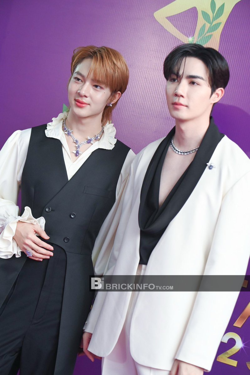 ซี-นุนิว สร้างความฮือฮา! เดินพรมม่วงในไนน์เอ็นเตอร์  
รางวัล 2025: ดราม่าหรือความสำเร็จ?