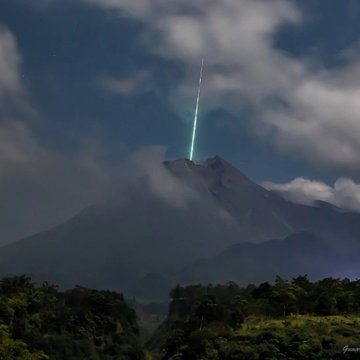BREAKING: Green Beam Signals Impending Indonesia Volcano Eruption!