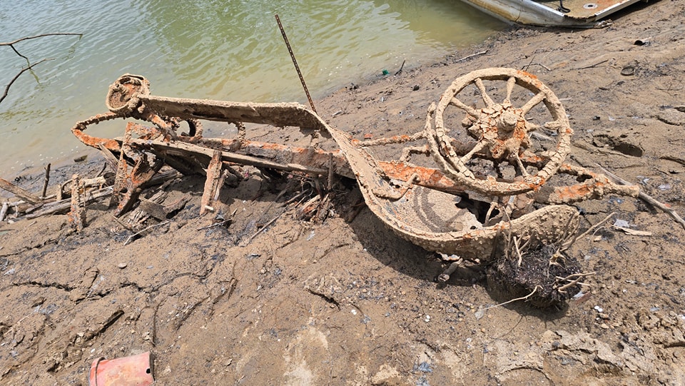 🚨BREAKING: Lake Lure's Murky Secrets - Old Vehicles Discovered!