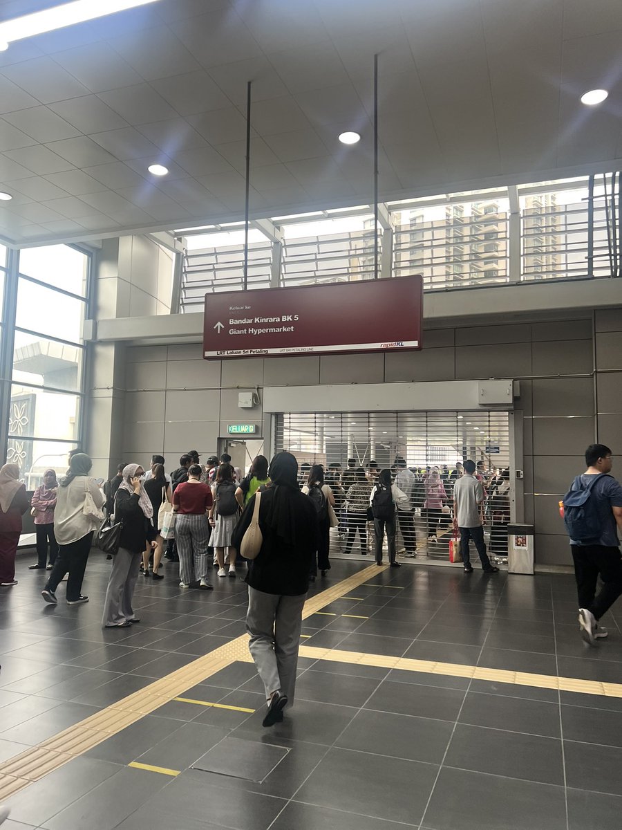 Chaos Erupts: LRT Service Disrupted, Puchong Commuters Stranded!