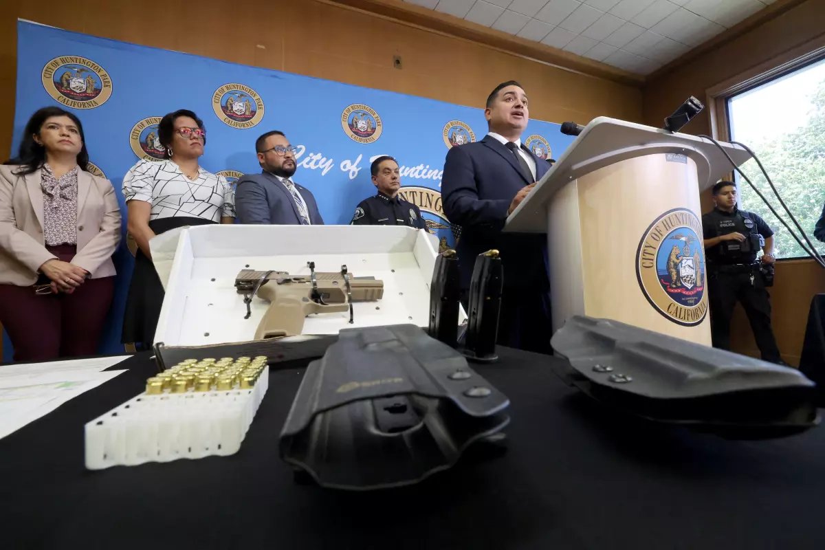 Fake Border Patrol Agent Arrested with Gun in Huntington Park!