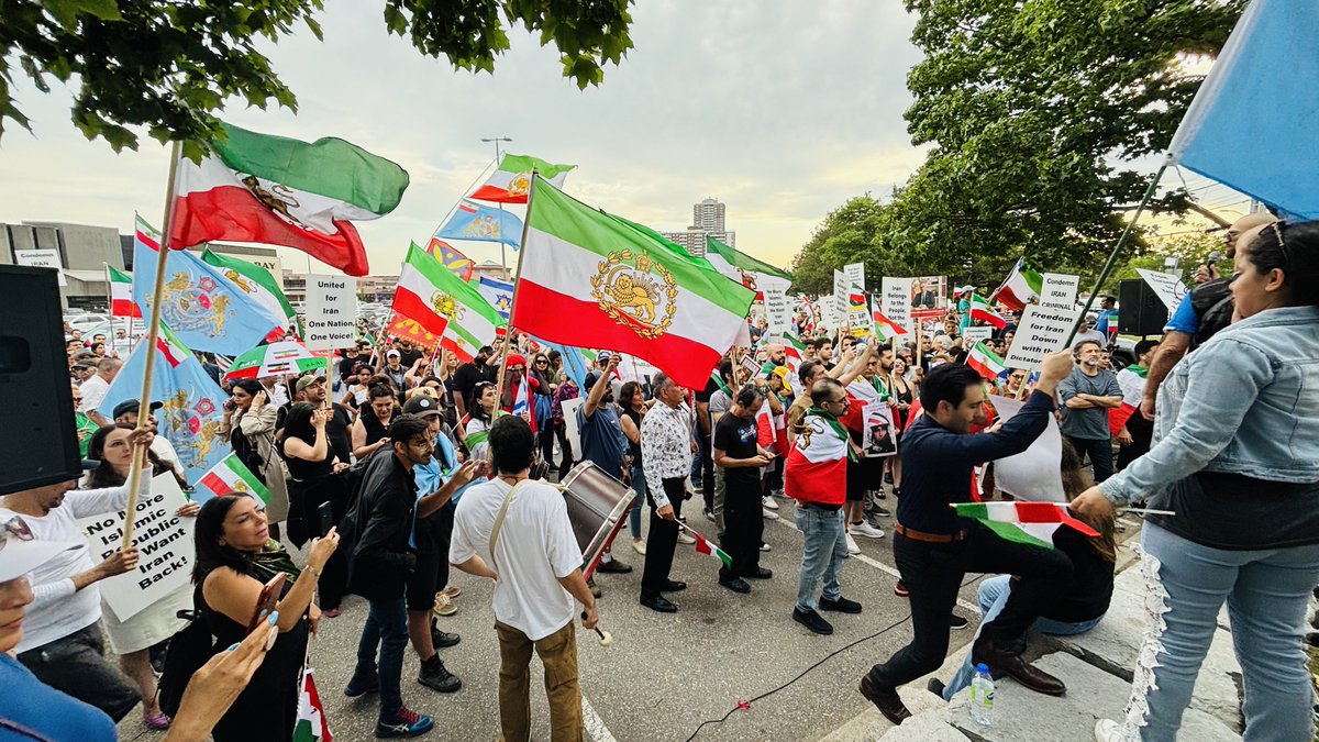 Iranian Protests in Toronto: Monarchist Rally Demands Pahlavi's Return!