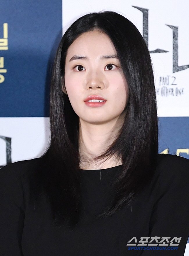 SHINSIA to Star in Hong Sisters' 'Grand Galaxy Hotel' with Lee DoHyun!  
Go Min Si's Cancellation Sparks Outrage, Filming Delayed 3 Months!