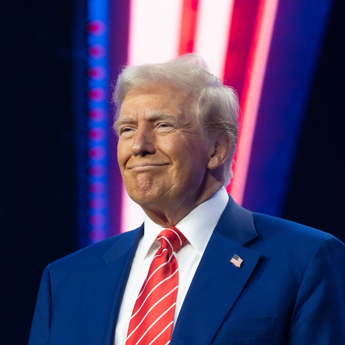 Trump's Truth Social Ignites Crypto ETF War: Bitcoin & Ethereum in Turmoil!