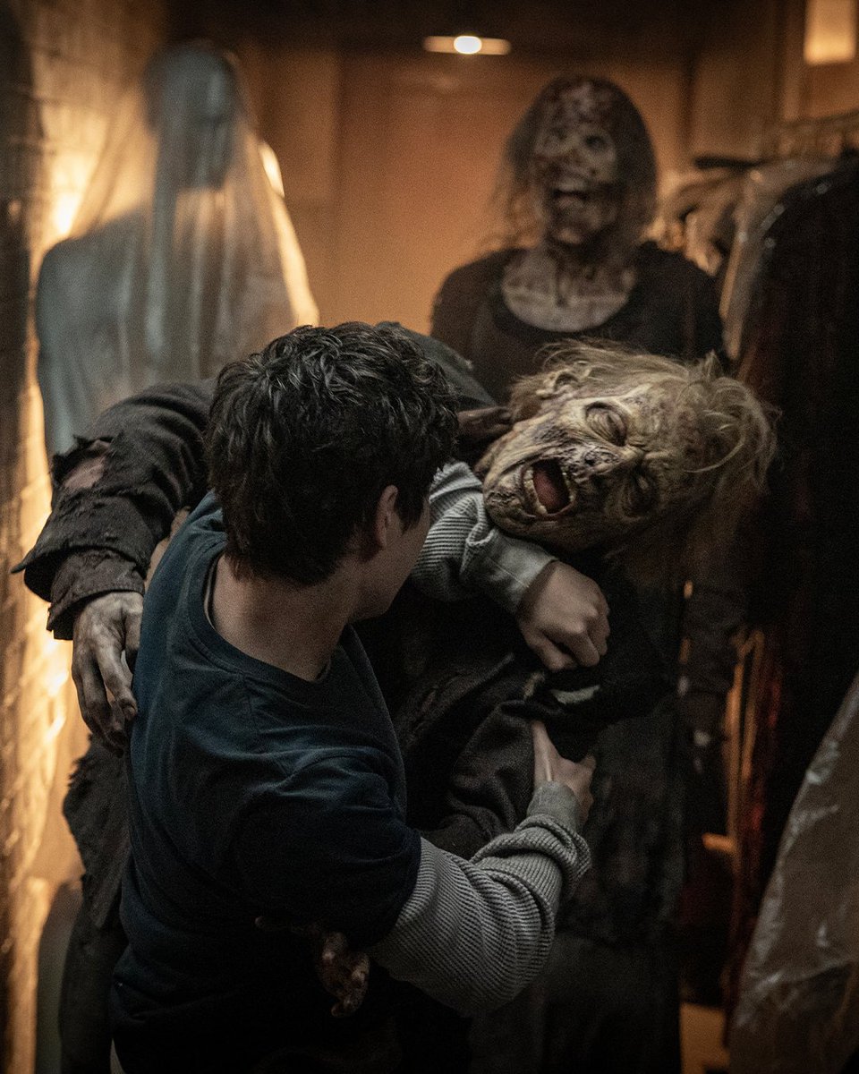 Walkers Unleashed: New York and France Face Zombie Apocalypse!