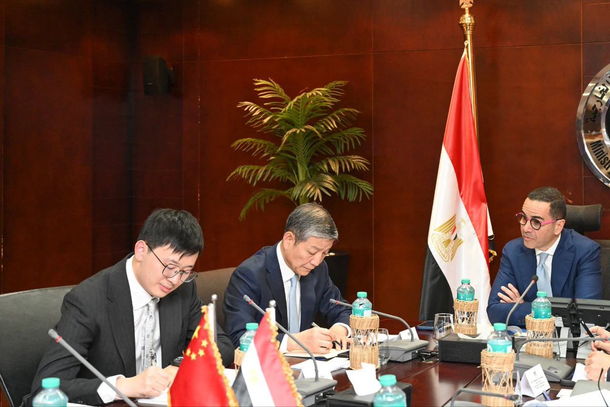 Egypt and China Ditch SWIFT: Is the Dollar's Reign Over? —  financial de-dollarization, local currency trade agreements, CIPS payment system 2025
