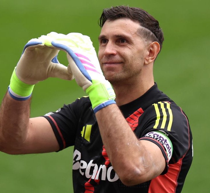 Manchester United's Shocking Bid for Emi Martinez Unveiled! —  Manchester United transfer news, Emi Martinez Aston Villa update, Premier League goalkeeper negotiations