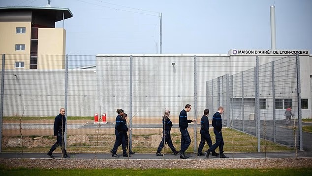 Shocking Prison Break: Inmate Escapes in Suitcase! —  prison break news, inmate escape methods, French jailhouse incidents
