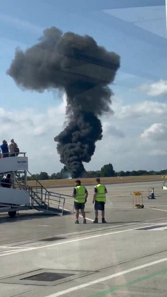 🚨 TRAGEDY STRIKES: Jet crashes at London Southend Airport, engulfed in massive fireball! Unknown casualties, prayers needed! —  London Southend Airport incident, plane crash news, tragic aviation accident