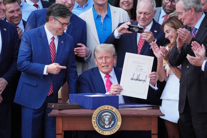 Trump's Shocking Move: 401(k)s to Go All-In on Bitcoin! —  Bitcoin investment news, Trump executive order impact, 401(k) cryptocurrency regulations