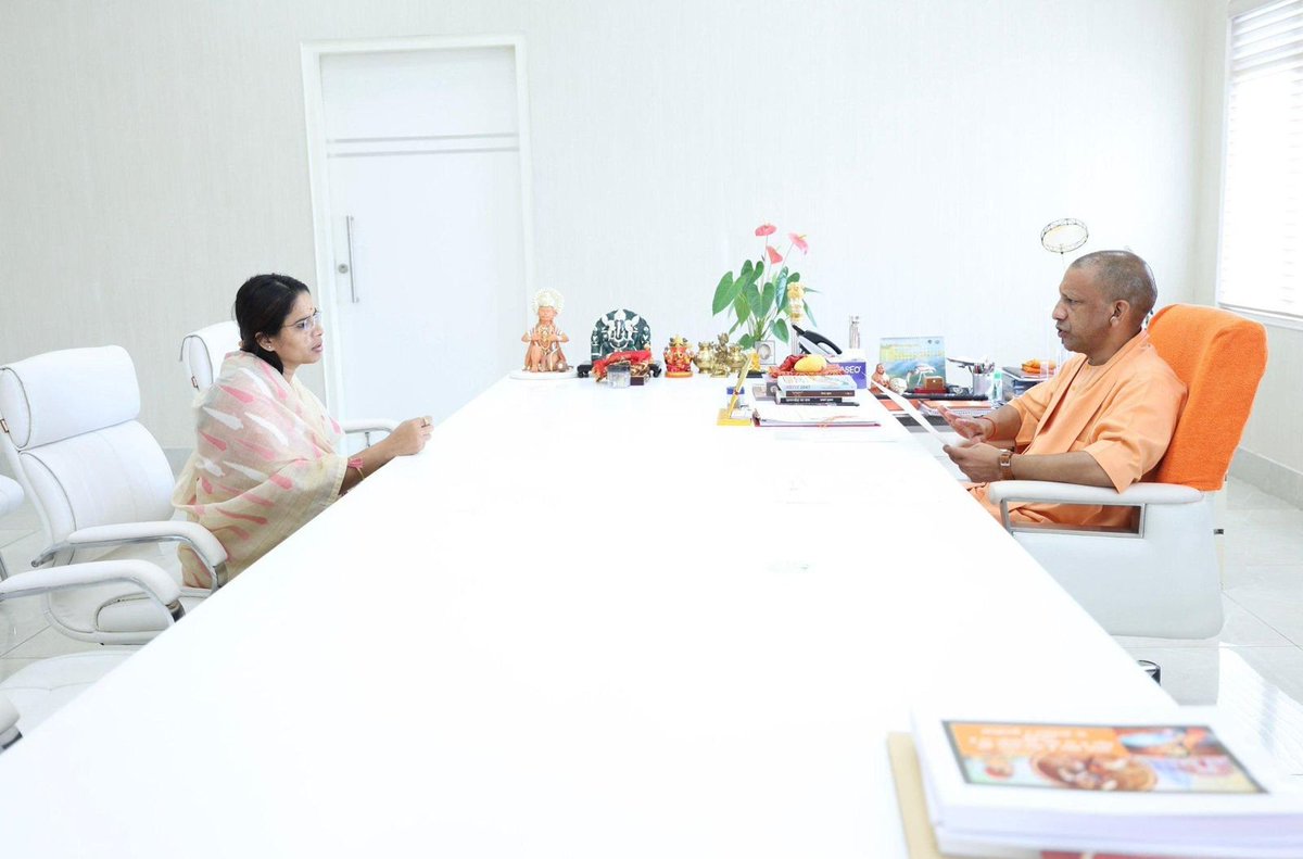 Expelled MLA Shocks All: Secret Meeting with Yogi! —  political meeting updates, Uttar Pradesh news 2025, Pooja Pal Yogi Adityanath meeting