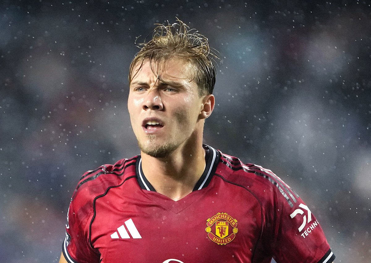 Napoli's Shocking Bid for Man United's Højlund! —  Napoli transfer news, Rasmus Højlund Man United update, player negotiations 2025
