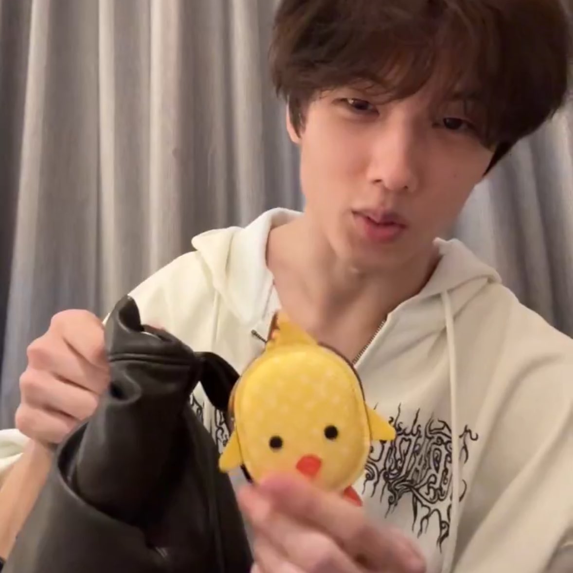 Renjun's Keychain Gift Sparks Jisung's Surprising Change! —  Renjun shopping gift ideas, Jisung unique accessories, Dongbei fashion trends 2025