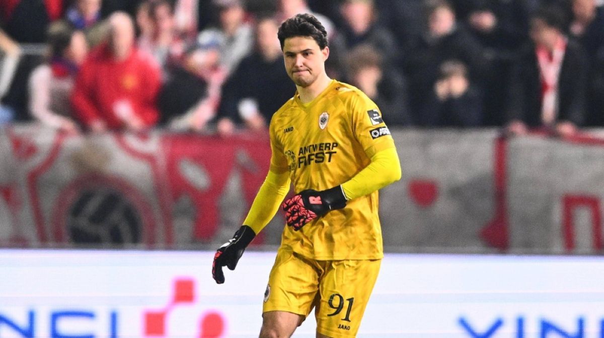 Shocking! Man United Eye Controversial Lammens Deal! —  Man United transfer news, Lammens scouting report, Premier League talent 2025