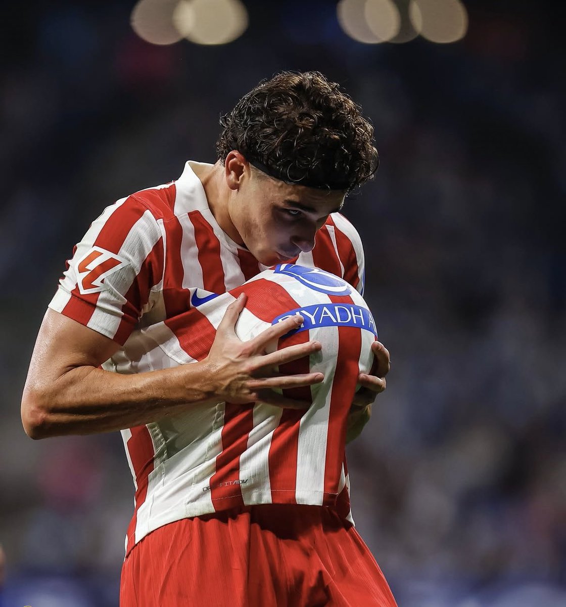 Shocking Twist: Álvarez Chooses Atlético Over Big Offers! —  Atlético Madrid contract renewal news, Julián Álvarez transfer updates, Simeone relationship with players