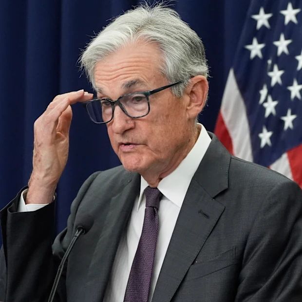 US Jobless Claims Surge: Fed Faces Tough Choices! —  US job market trends, Federal Reserve interest rates, Jackson Hole economic outlook