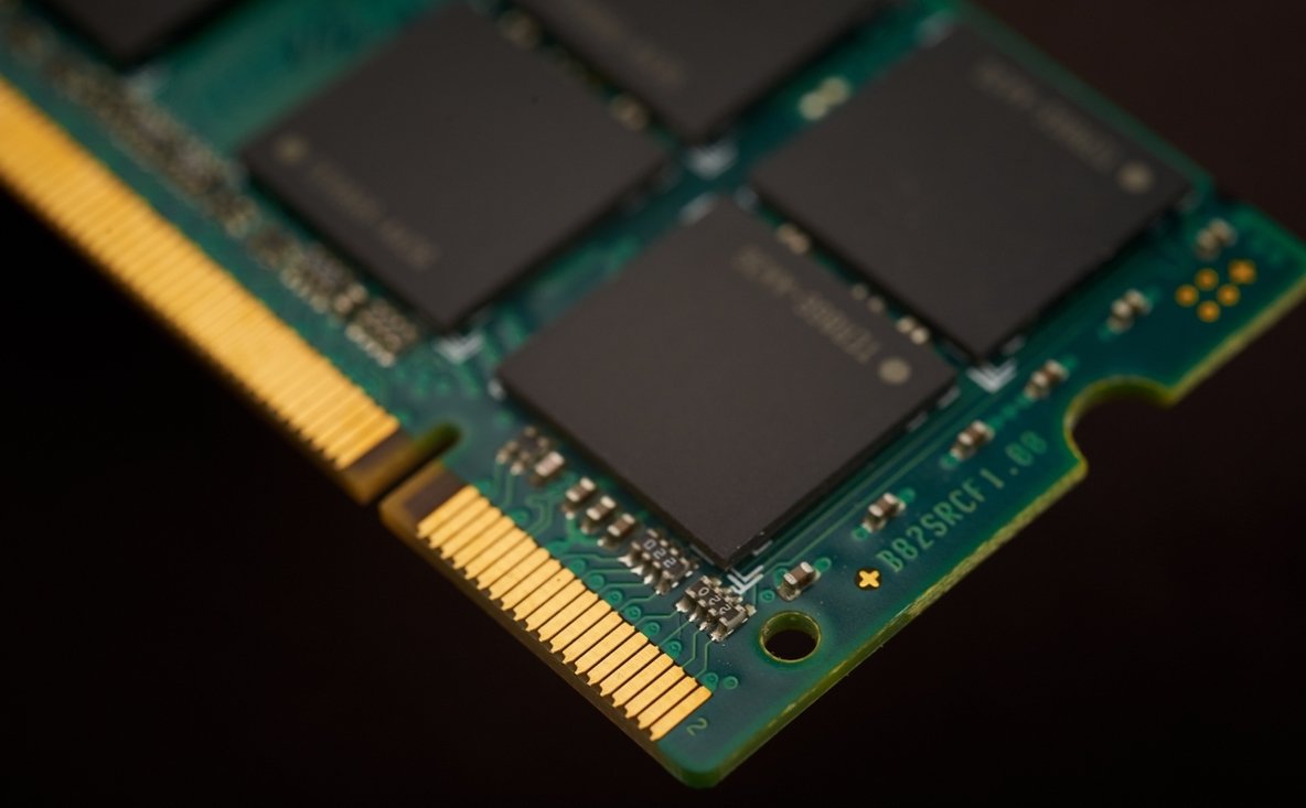 US Secretly Tracks Chip Shipments to Thwart China! —  US chip tracking devices, semiconductor shipment surveillance, China tech diversion investigation