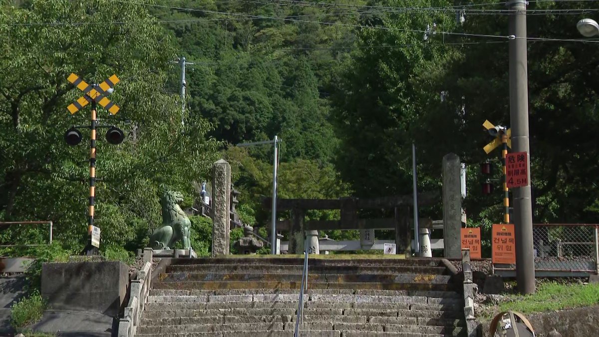 神社内踏切で女性が列車にはねられ重体! —  事故ニュース, 踏切安全対策, 神社の交通事故