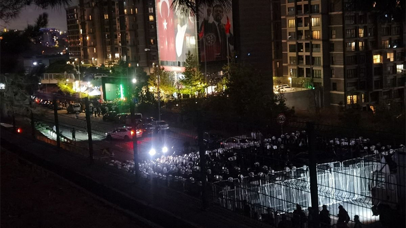"CHP Gençlik Kolları İstanbul'da Çağrı Yaptı! Çevik Kuvvet İle Gerginlik: Yollar Kapatıldı! 🔥" —  CHP Gençlik Kolları, İstanbul İl binası protesto
Çevik kuvvet müdahalesi İstanbul
İl binası çevik kuvvet önlemi 2025