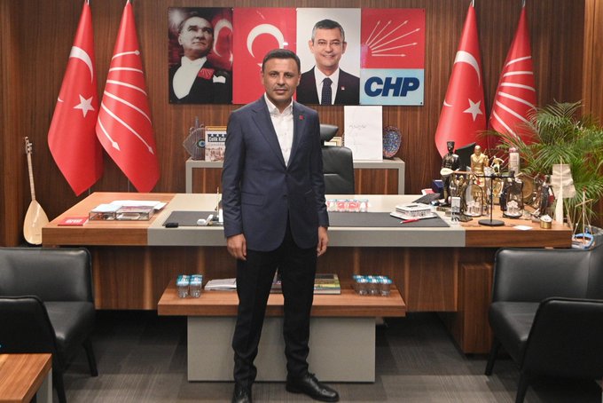 🔥 CHP: Halkın Gücü! Valilik Yasaklarına Karşı Direniş! 🔥 —  Özgür Çelik, Valilik Yasakları, Halkın Korunması
CHP Görevde, Polis Ablukası, Halkın Evleri
Özgür Çelik Paylaşımı, İl Binası, CHP Gücü