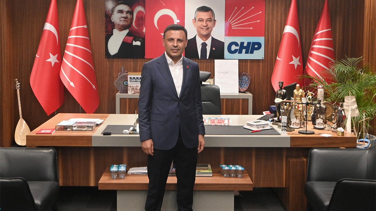 "CHP İstanbul İl Binası: Halkın Evi Ablukaya Alındı!" —  Özgür Çelik haberleri, CHP İstanbul İl Binası, halkın evi korunacak
CHP İstanbul İl Binası abluka, görev başında
Türkiye siyaseti, Özgür Çelik fotoğrafı, CHP halkın yanında