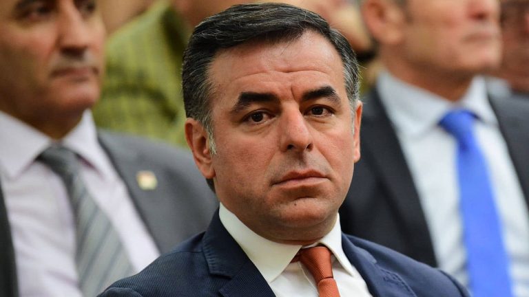 CHP'nin Kayyım Karşıtı Mücadelesi: Gürsel Tekin'in Ateşten Gömlek Giysisi! —  CHP yönetimine eleştiri, Yarkadaş açıklaması, CHP krizi
Sorumsuzluklar, Gürsel Tekin, siyasi mücadele
Parti içi çekişme, siyasi gündem, CHP'nin geleceği