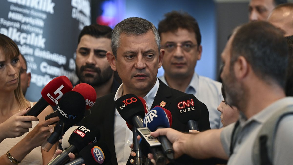 Özgür Özel'in sıradışı açıklaması: Siyasi hamle mi, hukuki tedbir mi? —  Özgür Özel açıklama, kurultay tedbirleri, siyasi hamle
Parti lideri Özgür Özel, olağanüstü kurultay, hukuki adımlar
Özel'den kurultay açıklaması, teknik detaylar, siyasi gelişmeler