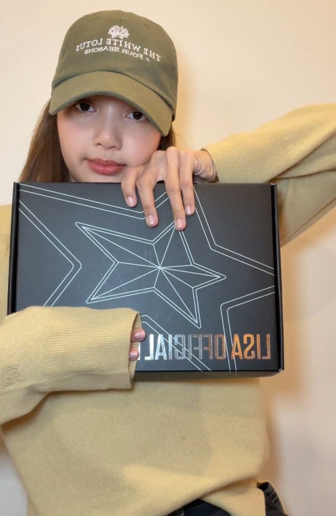 Lisa's Light Stick Sparks Outrage: Fans Demand Immediate Ban!