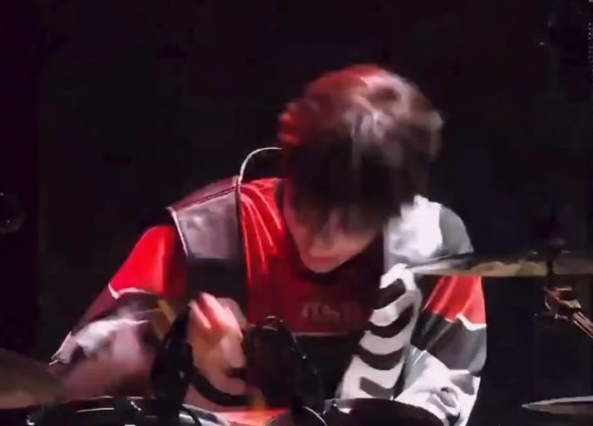 Drummer Shocked Audience: Plays with Bare Hands After Stick Drop!