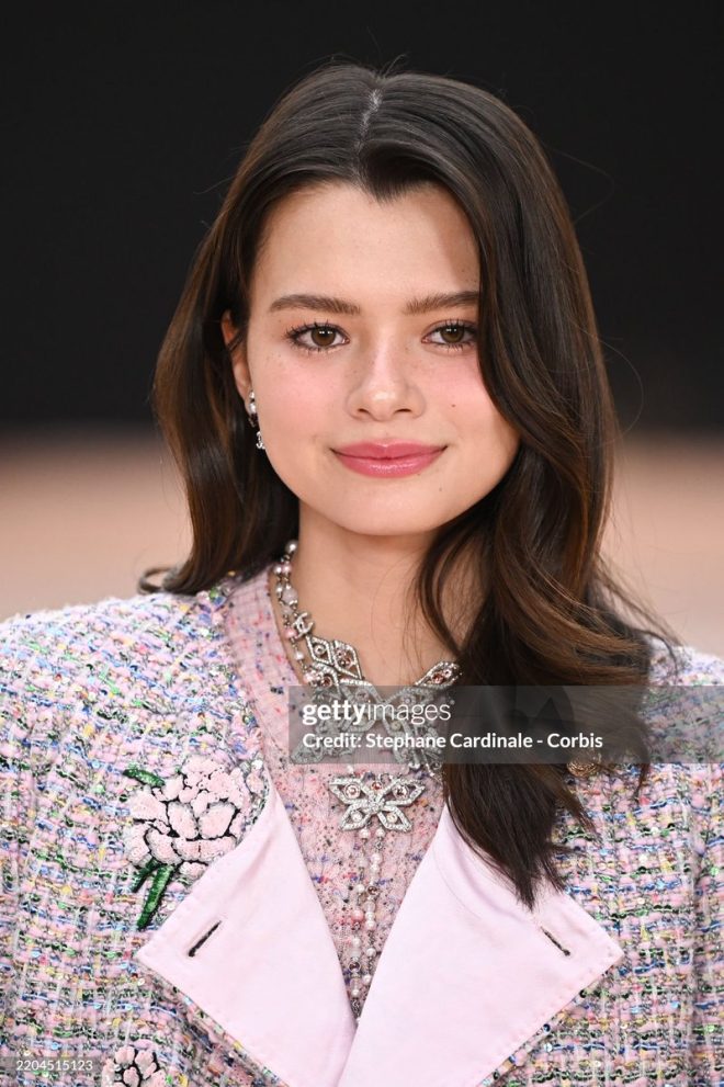 HOW IS SHE REAL???? REBECCA SHOCKS AT CHANEL PFW25  
CHANELFallWinter25xBecky  
ChanelFallWinter  
CHANELFallWinter25