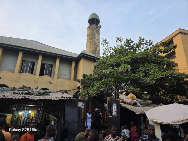 Peter Obi Defies Opposition: Joins Muslims for Iftar Breakfast!